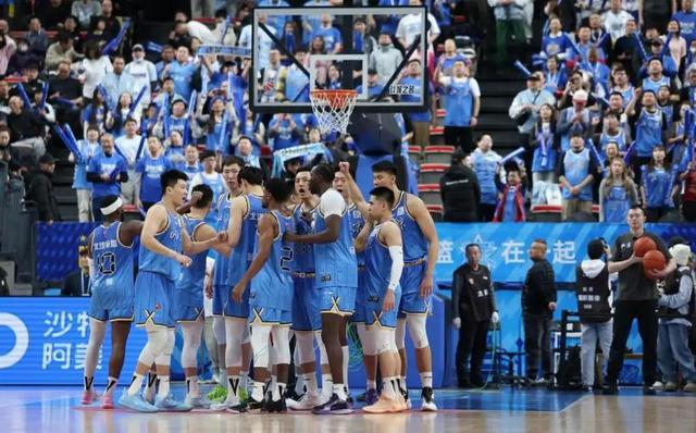 彩经网-CBA|周琦30岁生日夜伤退 北汽男篮主场不敌山西