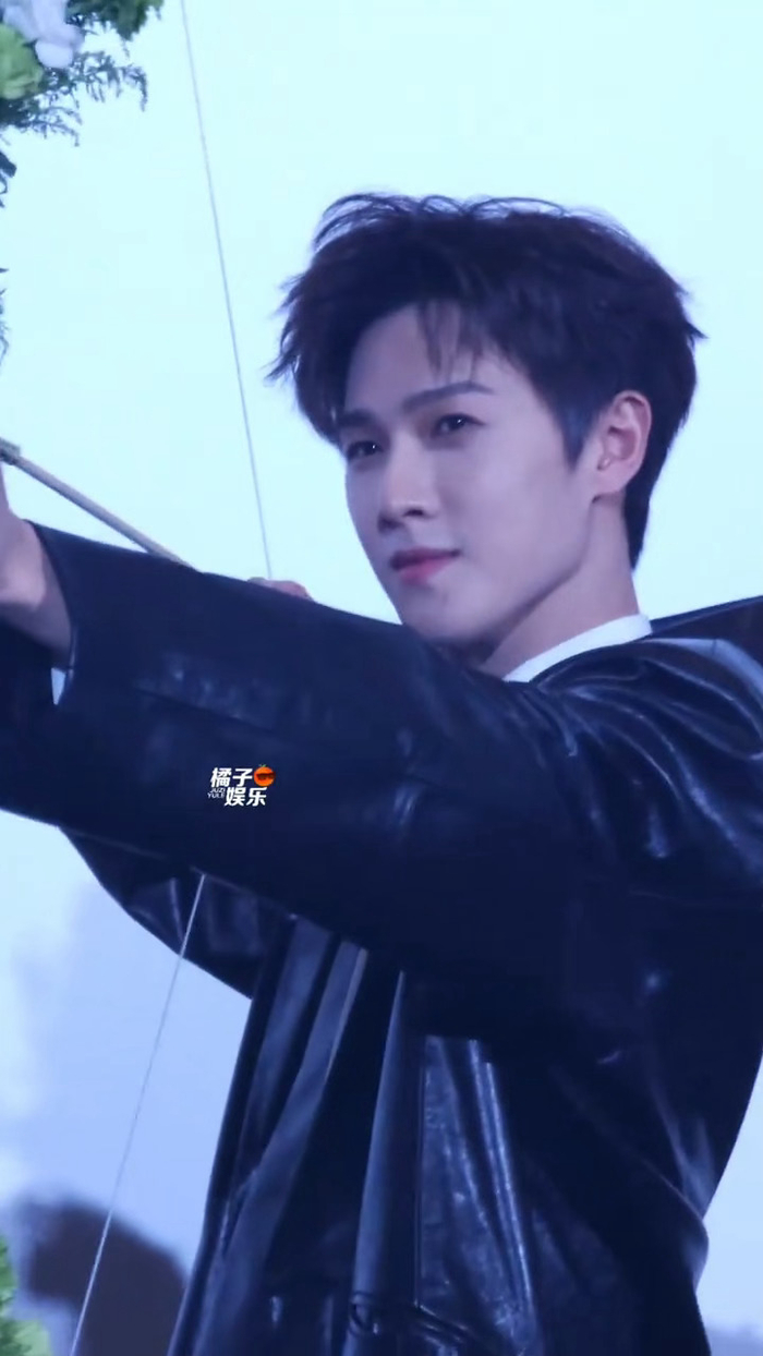 彩经网官网-李昀锐还原诸葛玥射箭名场面|冰湖重生|一箭_新浪体育_新浪新闻