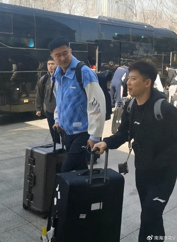 难逃两连败？广东队出征青岛人人愁容满面，粤蜜：教练作妖就该惩罚|青岛市|杜锋|山东队|广东男篮|山东男篮_新浪新闻